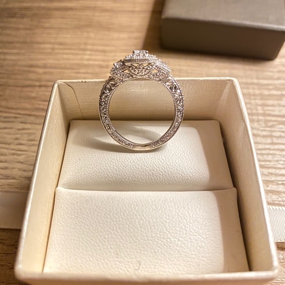 ENGAGMENT RING - Picture 8 of 9